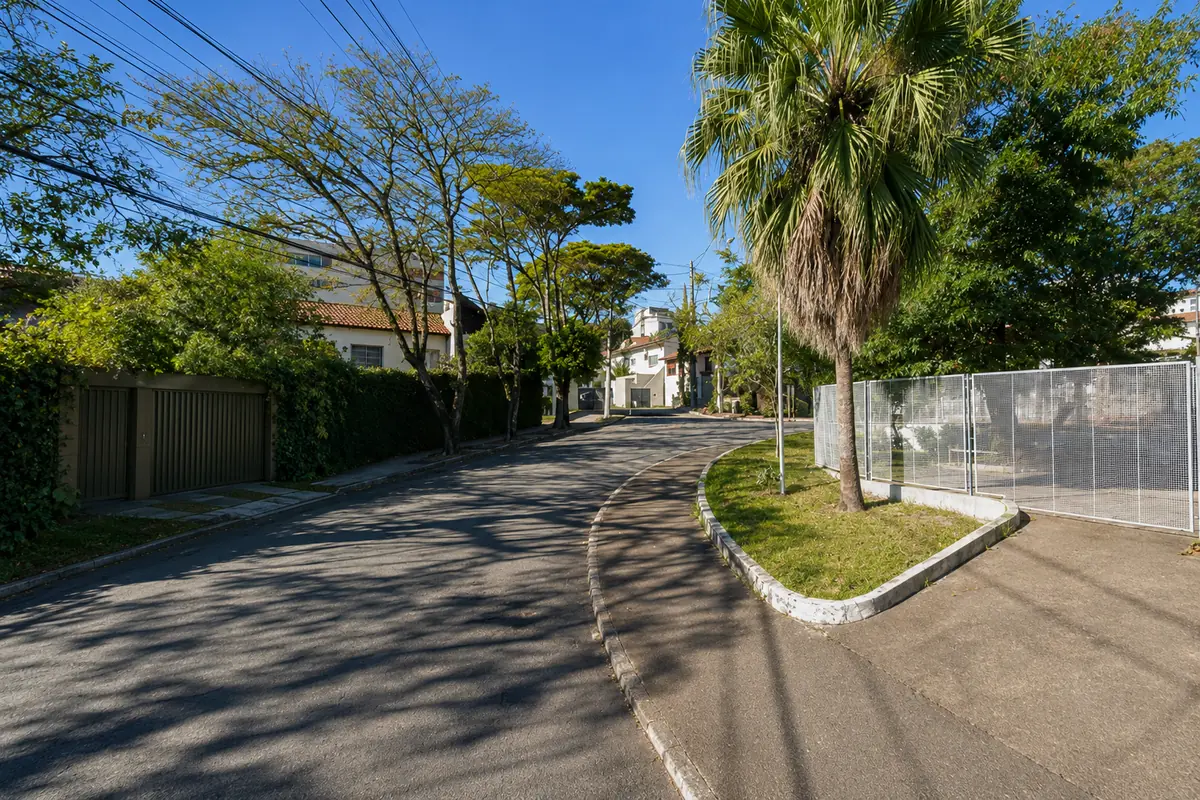 Vista de uma rua do bairro Jardim Amalia em Volta Redonda